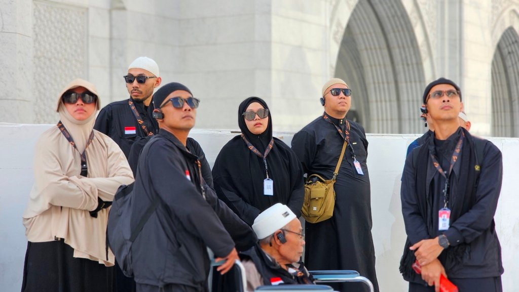 Biro perjalanan haji reguler, plus, dan furoda. Travel umrah reguler, plus, dan private. Halal tour Indonesia dan Internasional.