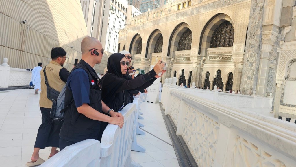 Biro perjalanan haji reguler, plus, dan furoda. Travel umrah reguler, plus, dan private. Halal tour Indonesia dan Internasional.