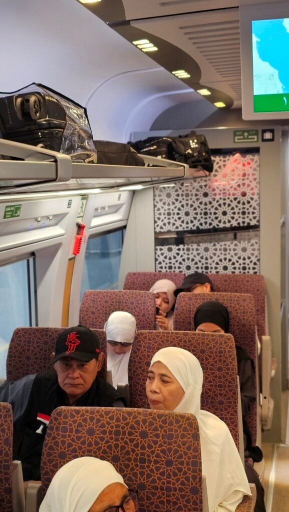 Biro perjalanan haji reguler, plus, dan furoda. Travel umrah reguler, plus, dan private. Halal tour Indonesia dan Internasional.
