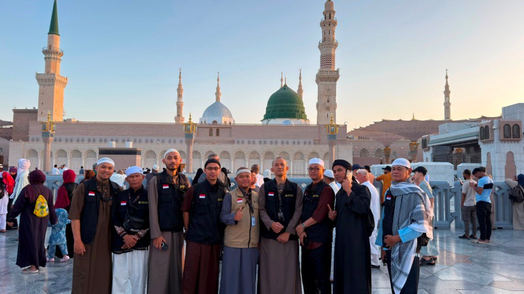 Biro perjalanan haji reguler, plus, dan furoda. Travel umrah reguler, plus, dan private. Halal tour Indonesia dan Internasional.