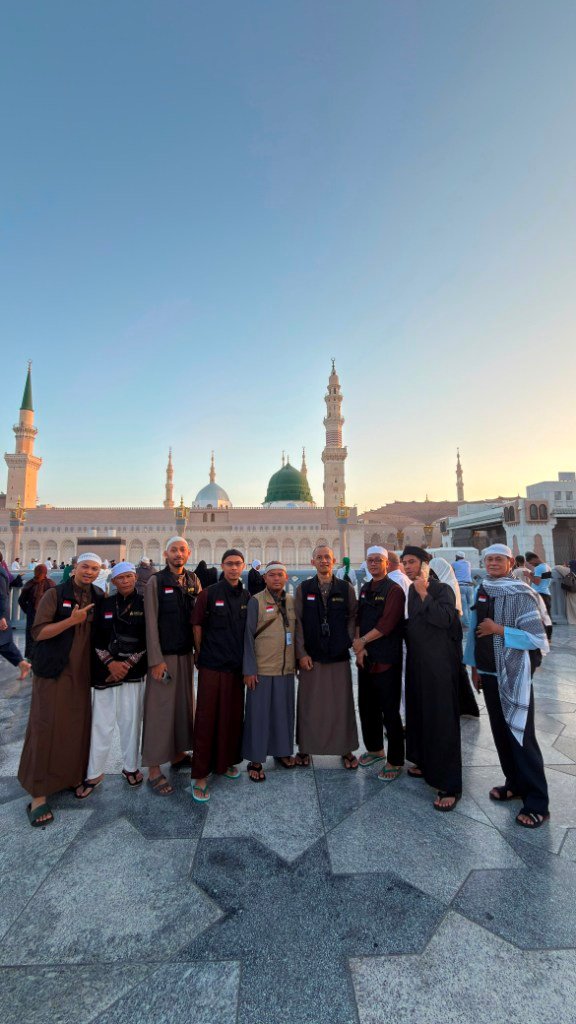 Biro perjalanan haji reguler, plus, dan furoda. Travel umrah reguler, plus, dan private. Halal tour Indonesia dan Internasional.