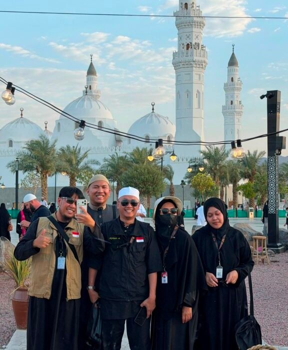 Biro perjalanan haji reguler, plus, dan furoda. Travel umrah reguler, plus, dan private. Halal tour Indonesia dan Internasional.